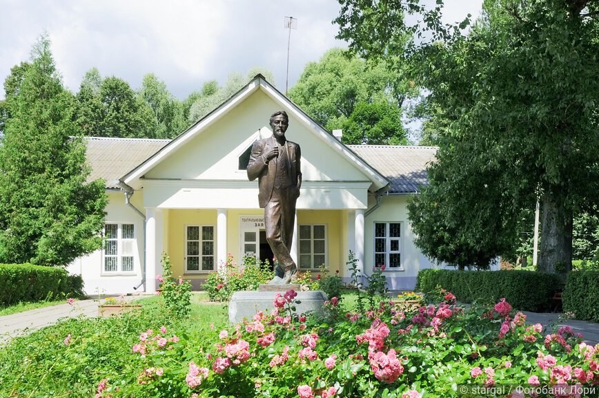 Памятник А.П. Чехову. ГАУК МО "Государственный литературно-мемориальный музей-заповедник А. П. Чехова "Мелихово"