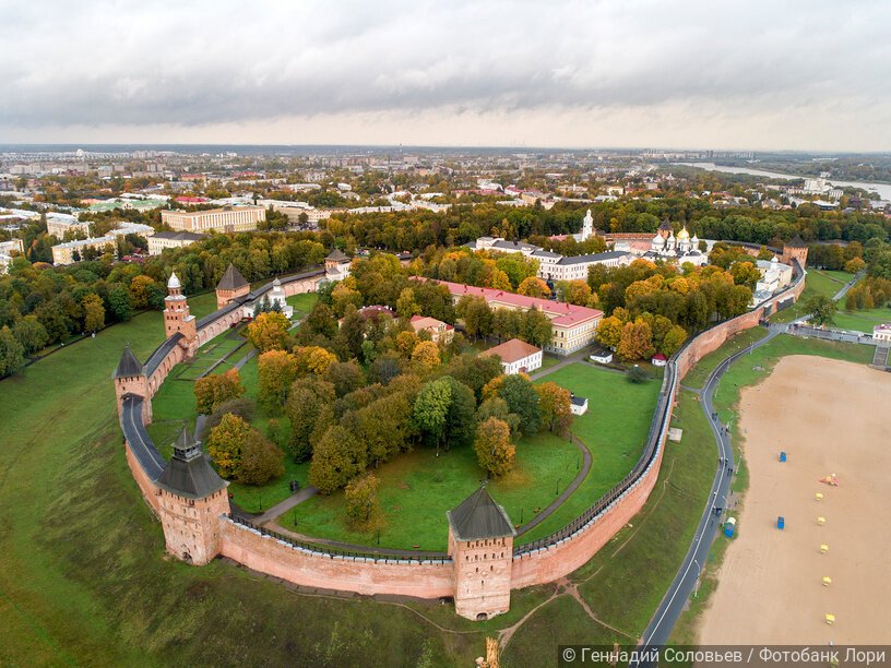 Вид с воздуха на Новгородский кремль, осенний день