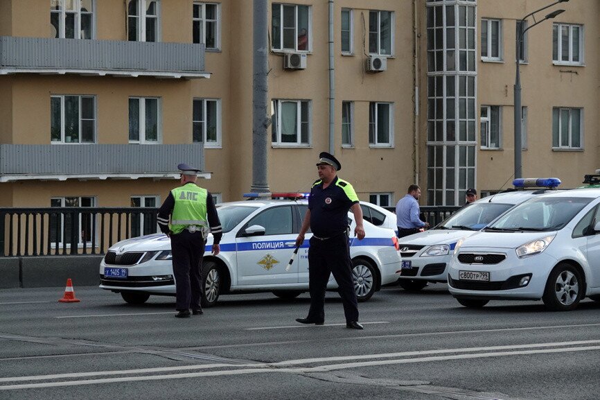 Инспекторы дорожно-патрульной службы полиции на дороге