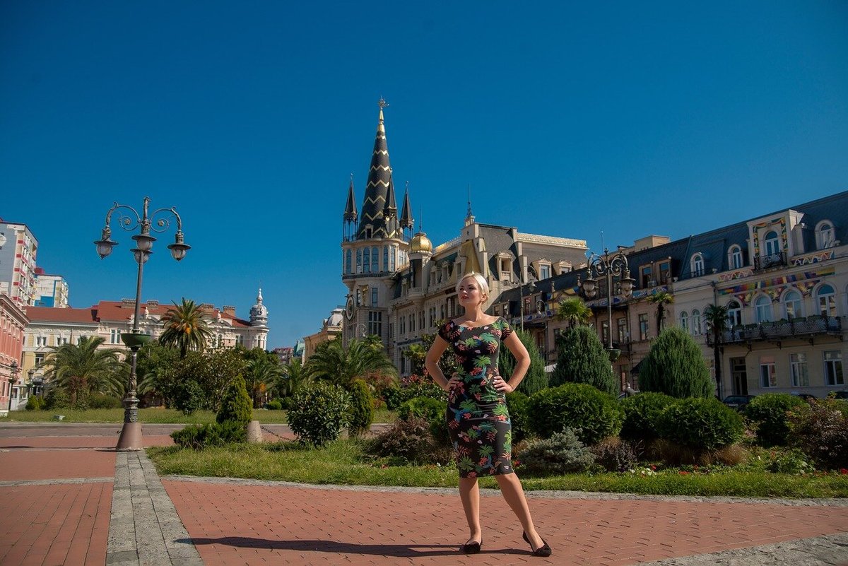 Девушка на фоне здания, Батуми