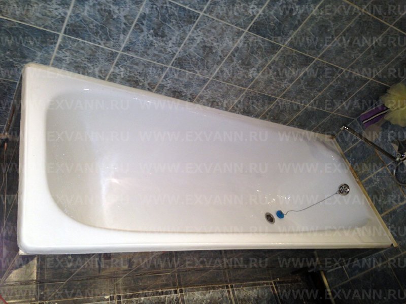 ванна до и после чистки. реставрация ванн. голубая акриловая ванна. реставрация старой ванны. обновление ванны акрилом псков.