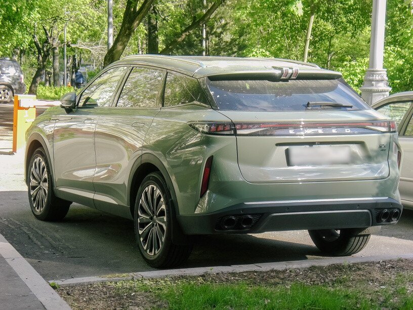 Зелёный китайский SUV EXEED RX припаркован на улице