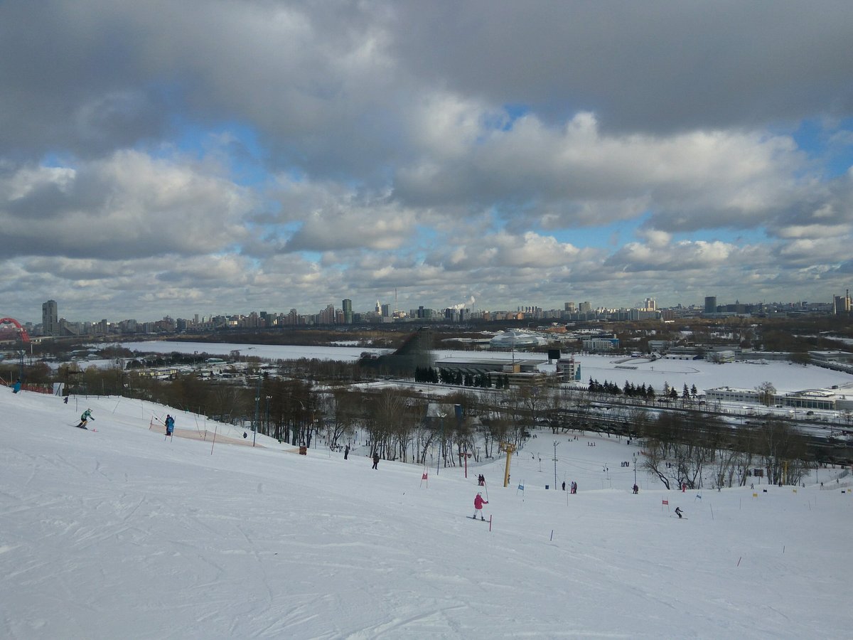 Заснеженный горнолыжный спуск