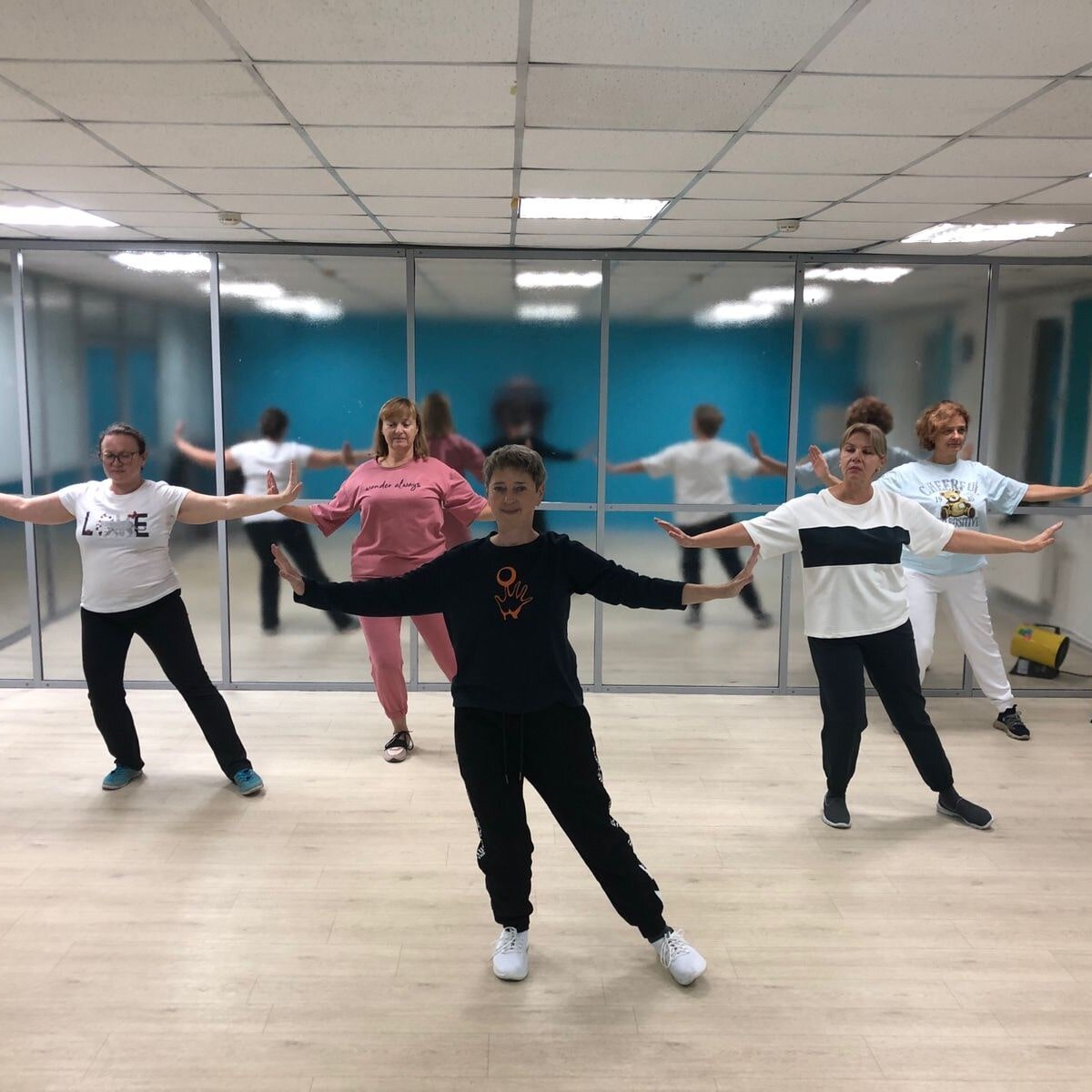 Тай цзи цюань. Тренер по цигун. Цигун групповые занятия. Клуб цигун. Занятия цигун.