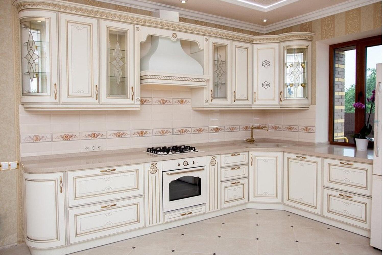 белые кухни с золотой патиной в классическом стиле