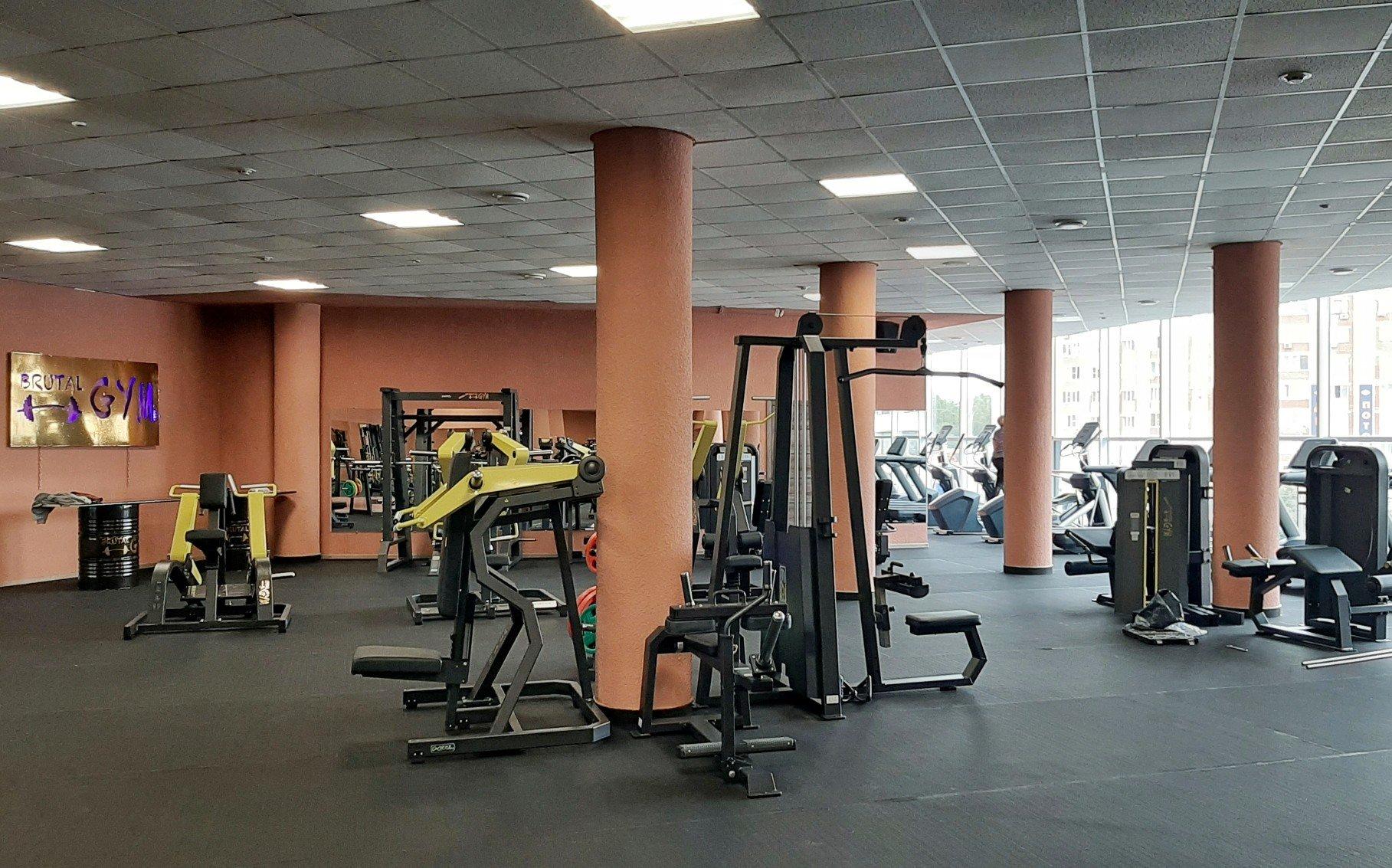 Брутал джим курск. Брутал джим. Курск брутал фитнес клуб. Брутал джим. Зверский сильный человек культуриста нагнетая вверх.