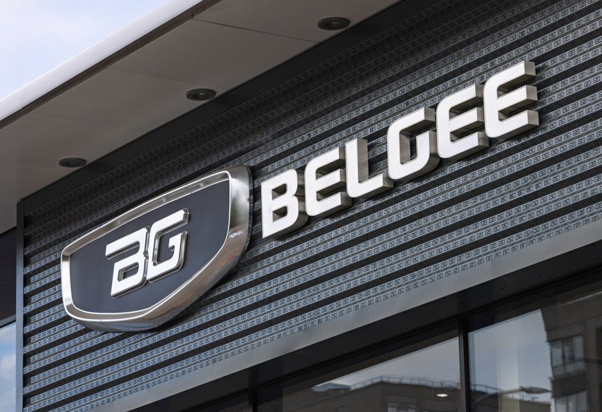 Вывеска бренда Belgee на фасаде здания
