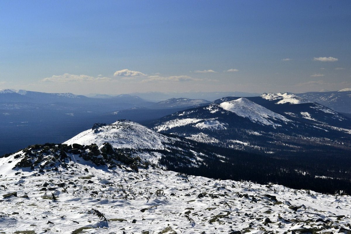 Заснеженный горный пейзаж
