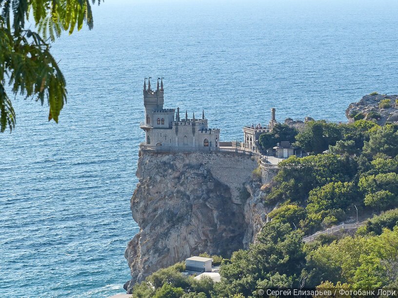 Ласточкино гнездо солнечным днём