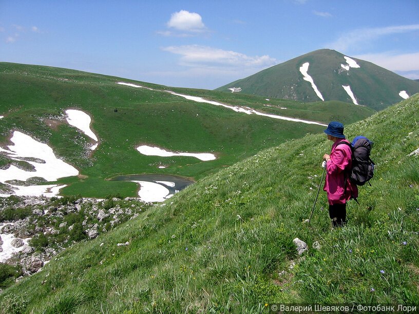 Турист в горах около озера Псенодах