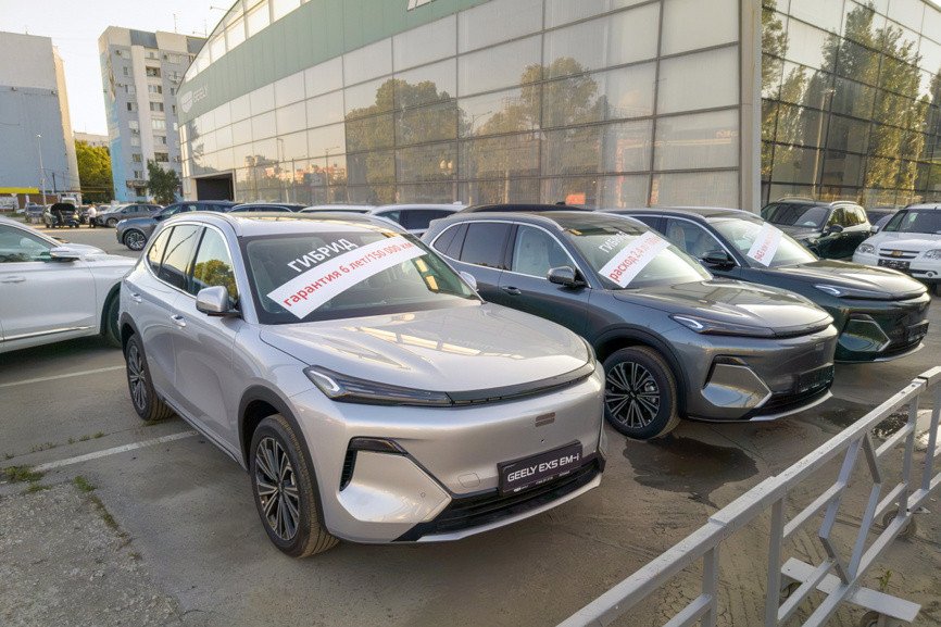 Кроссоверы Geely EX5 EM-i возле автосалона