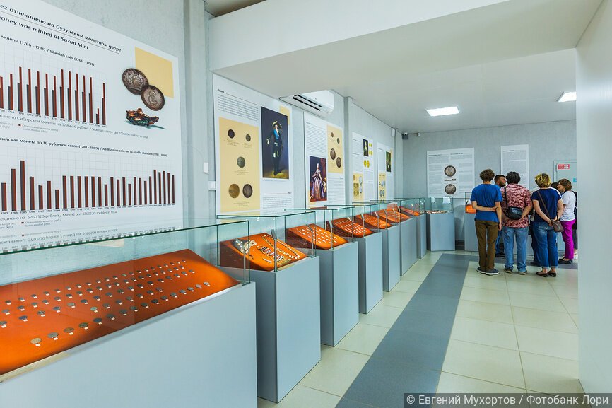 Посетители в зале музея