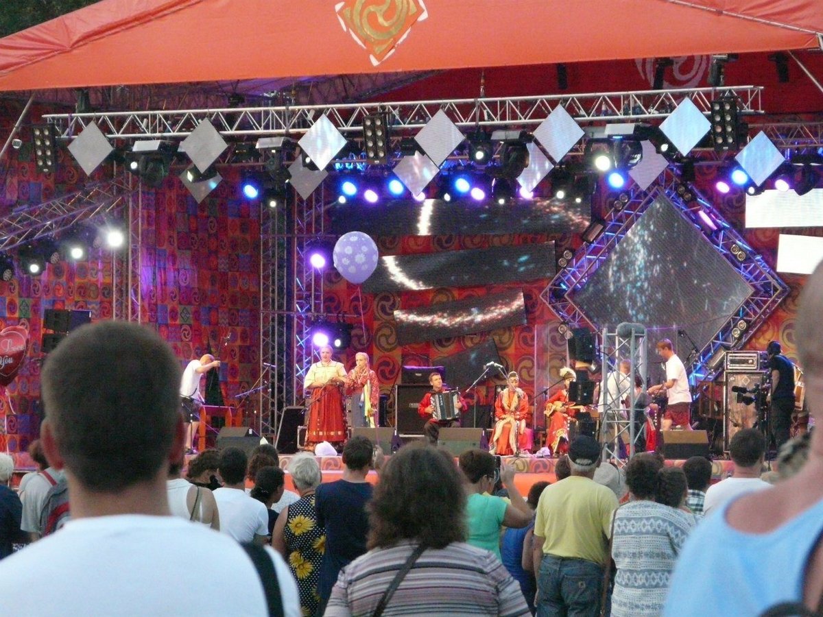 Музыкальный коллектив на сцене во время фестиваля "Мир Сибири"