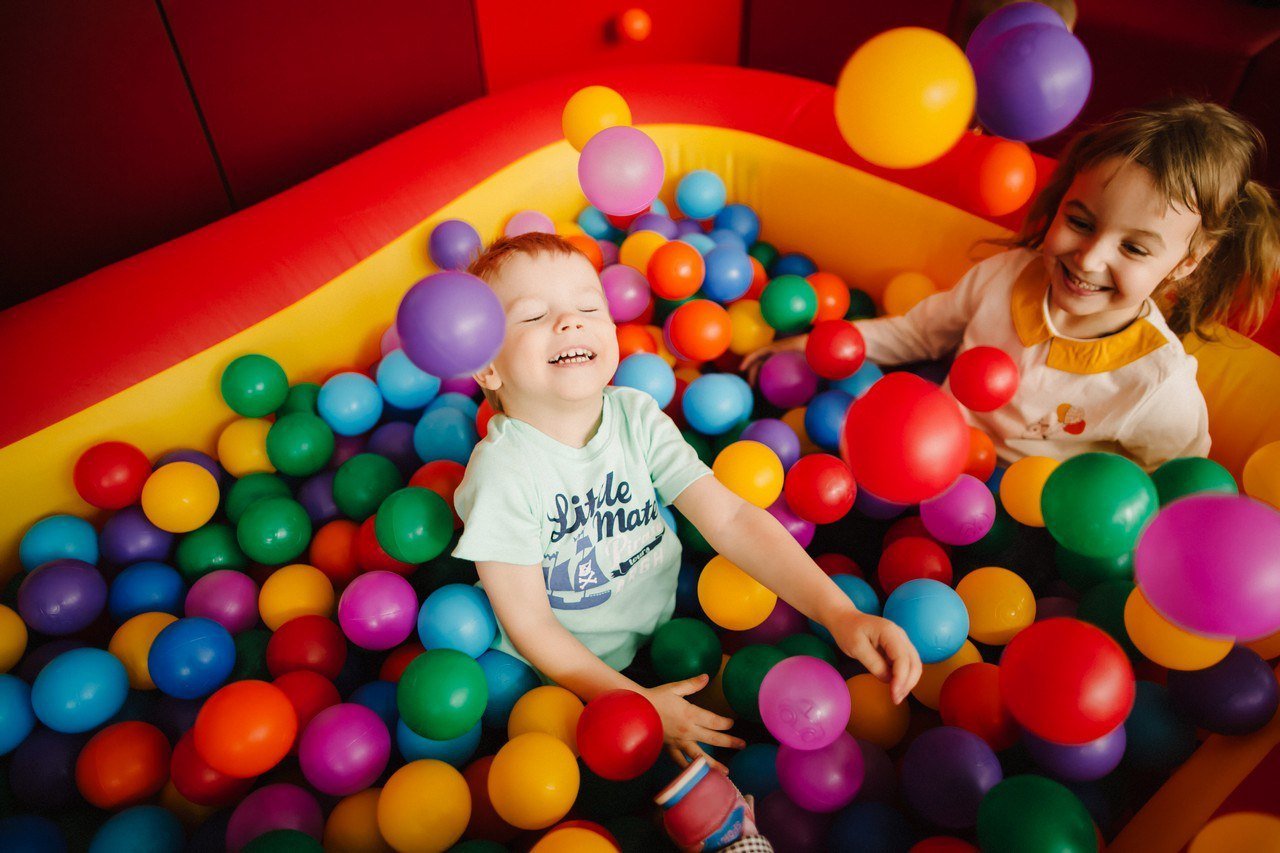 Шарики развлечения. Бассейн с шариками для детей. Игровая комната для детей. Бассейн с шарами детский. Игровая комната с шариками.