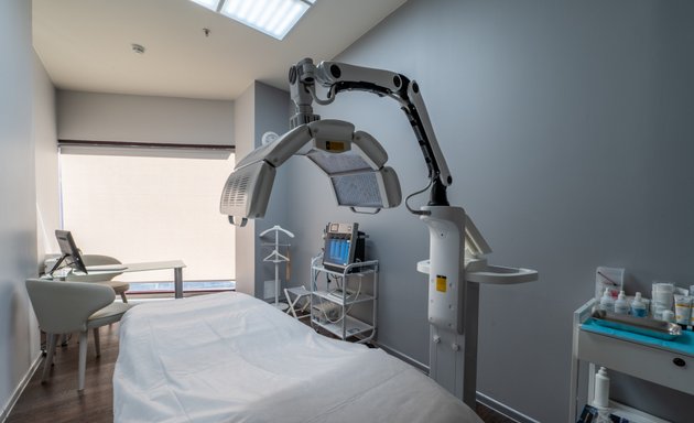 Әдемі, үлкен есек хатшылар ерлермен жыныстық қатынасты жақсы көреді (видео)