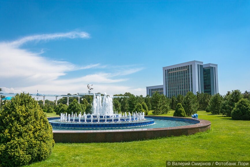 Фонтан на Площади Независимости в солнечный день