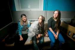 Центр паровых коктейлей Vdihay lounge, с рейтингом 4.3 - находится по адресу Республика Карелия, Петрозаводск, улица Кирова, 19 