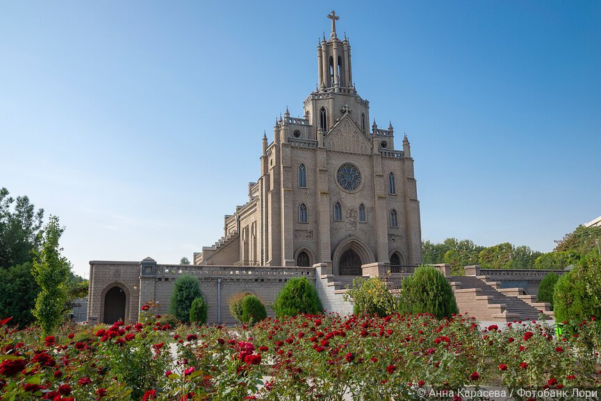 Вид на римско-католический храм "Святейшего Сердца Иисуса". Ташкент, Узбекистан