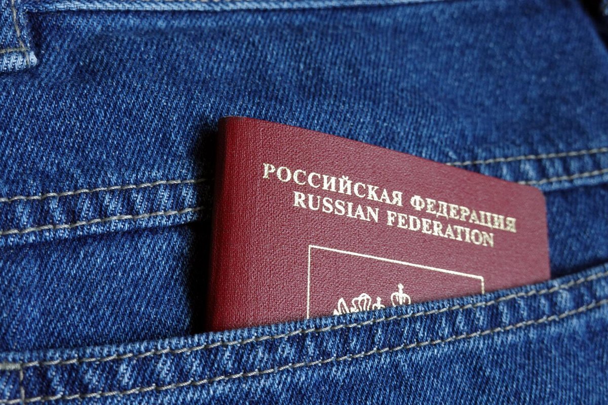 Паспорт в кармане джинс