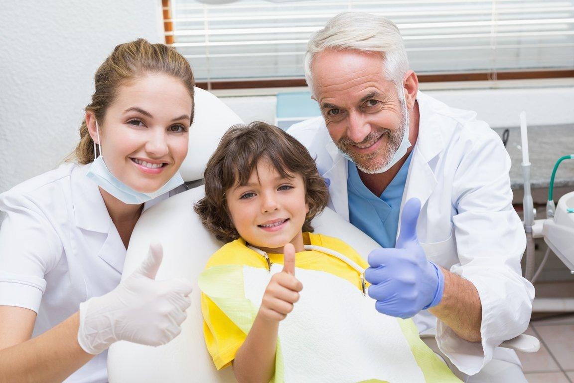 Довольные пациенты дети стоматологической клиники