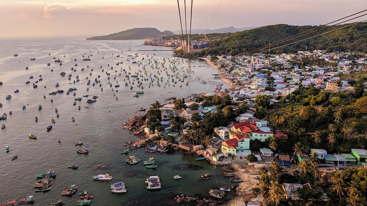 Море и берег с множеством лодок и домов, вид сверху