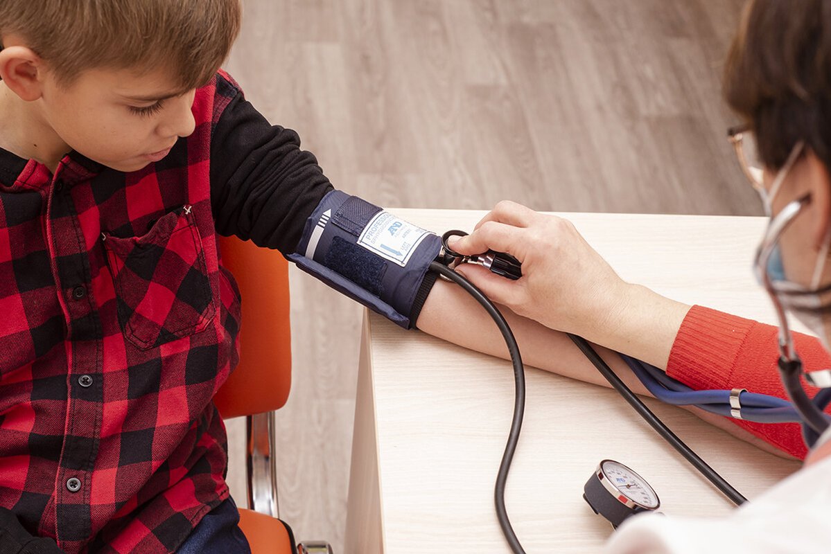 Мальчик 14 лет у кардиолога. Медицинский центр зеленый. Надпись доктор. Мальчик у кардиолога. Кабинет врача.