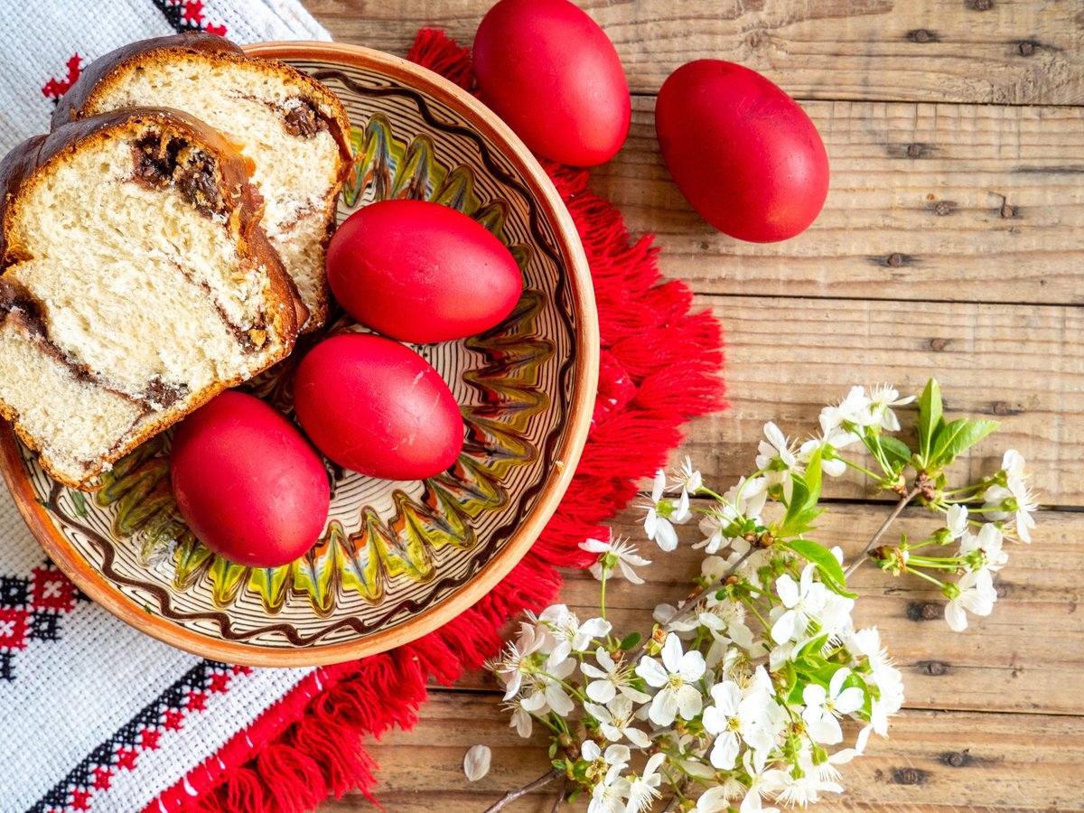 Красные пасхальные яйца
