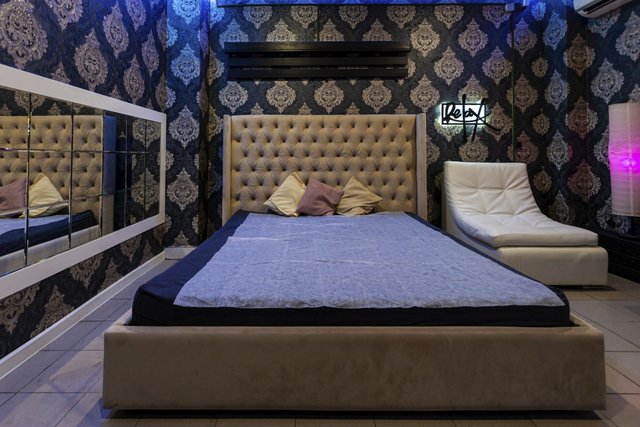 Men uni ichkariga tiqdim va sikdim