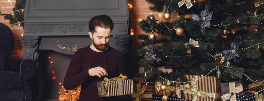 100+ идей, что подарить парню на Новый год 2026