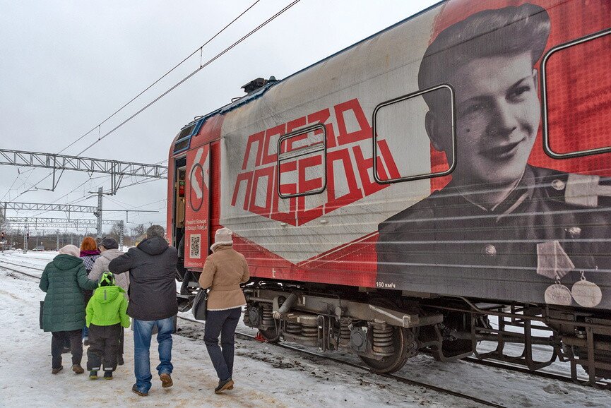 Люди входят на экспозицию в передвижной музей &laquo;Поезд Победы&raquo;