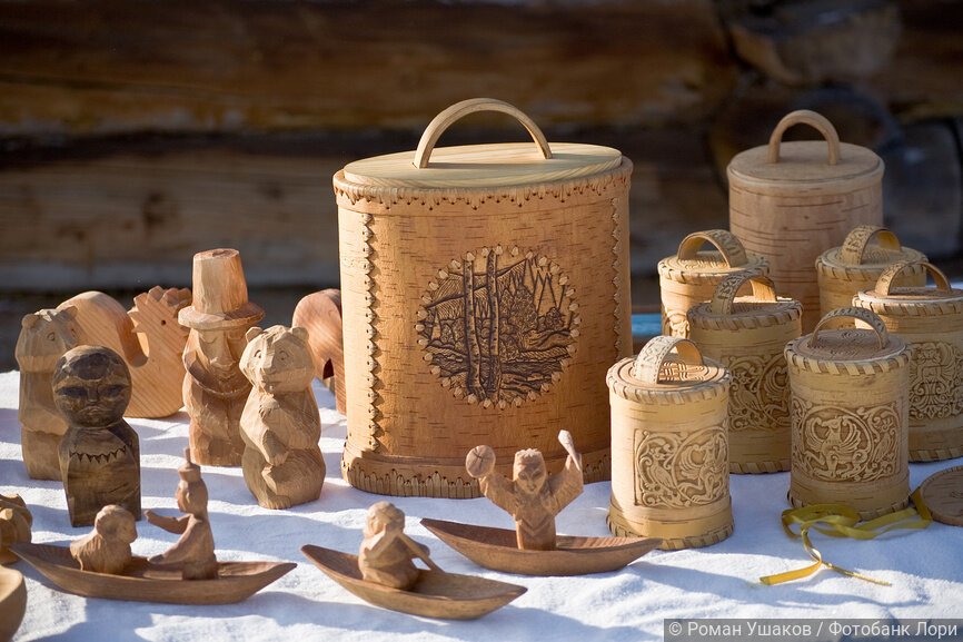 Предметы народного промысла - посуда и сувениры из бересты, резьба по дереву