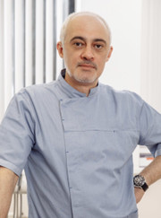 Главный врач, имплантолог Оганес Левонович Сандухчян