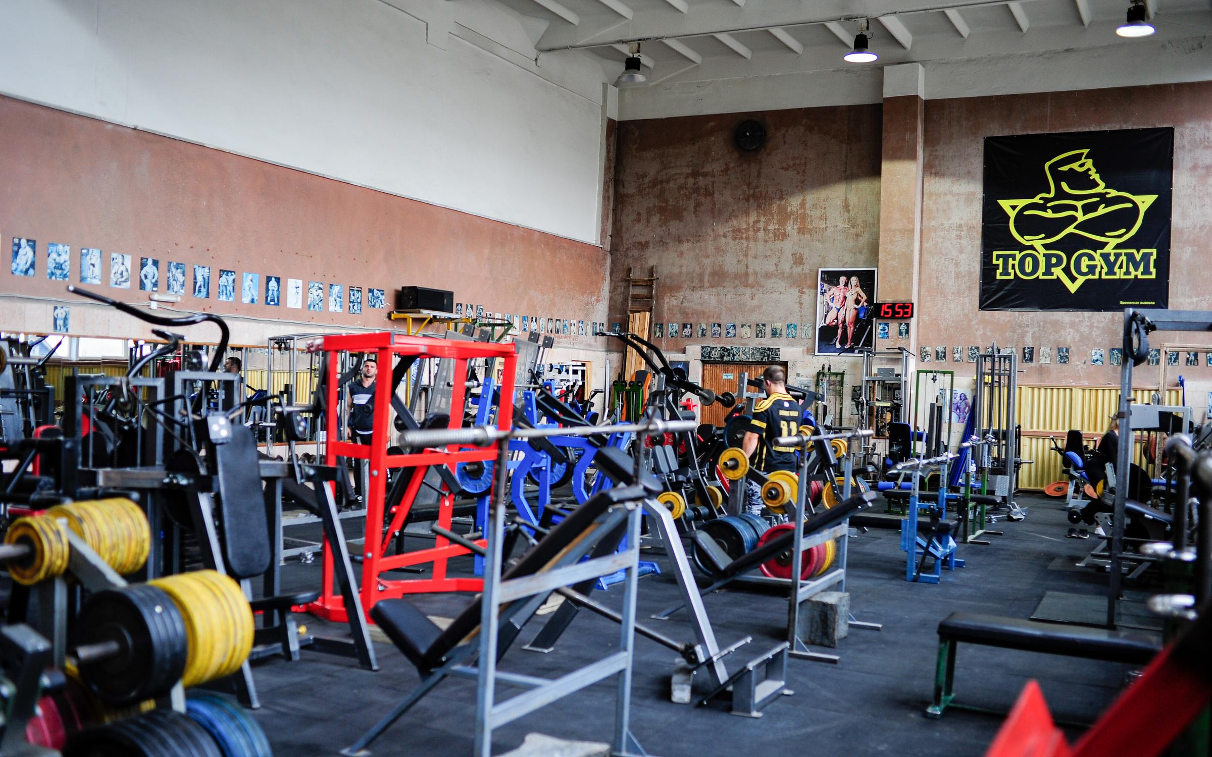 St gym. Проспект Обуховской обороны 130ф. Спортивный зал на Обуховской обороне 120 к. Фитнес-клуба Atlantic Power Club.
