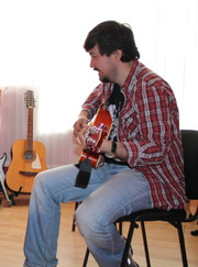 Преподаватель по игре на гитаре Арсен Ануарович Джилкибаев