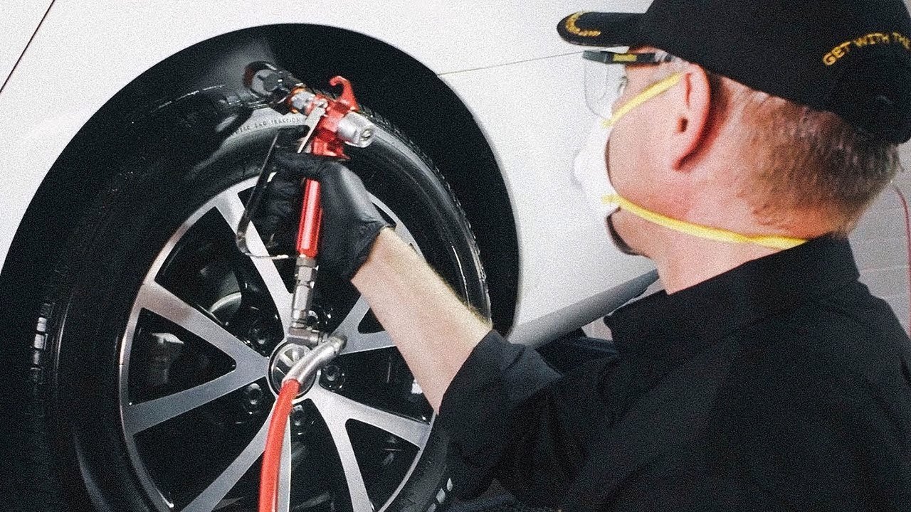 Сотрудники антикора. Антикоррозийной защиты авто. Антикоррозийная обработка машины. Нанесение антикора. Антикоррозийная обработка арок.