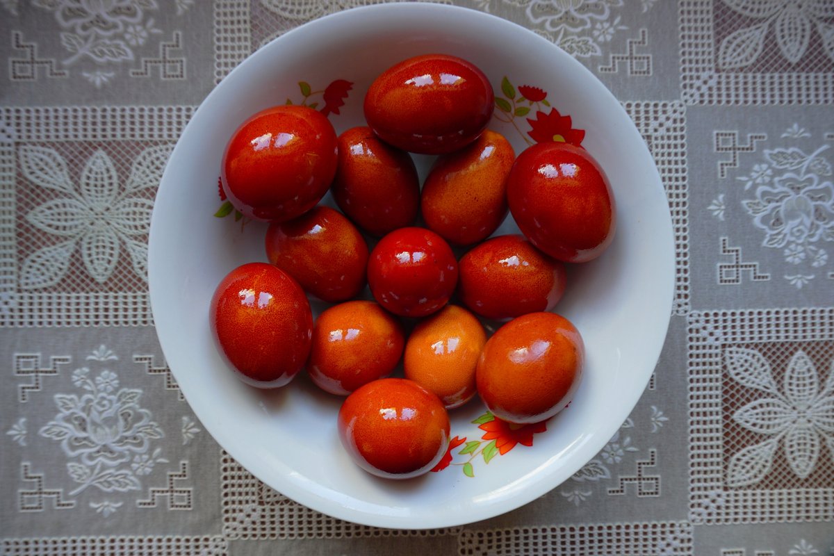 Яйца, крашеные луковой шелухой