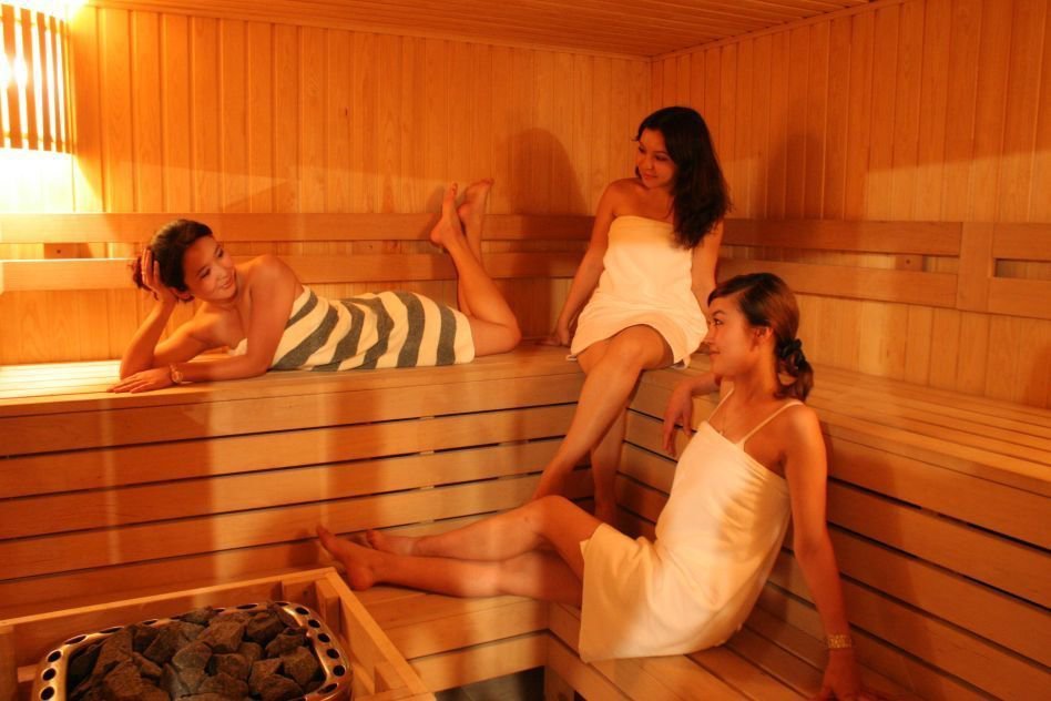 Красивые бани. Польза бани. Частое посещения сауны. Как правильно посещать сауну. Девушки в бане картинки.