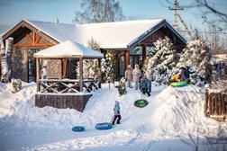 База отдыха и загородный клуб Зелёный островок, с рейтингом 4.8 - находится по адресу Нижегородская область, Балахнинский район, поселок городского типа Малое Козино, улица Коминтерна, 23Б 