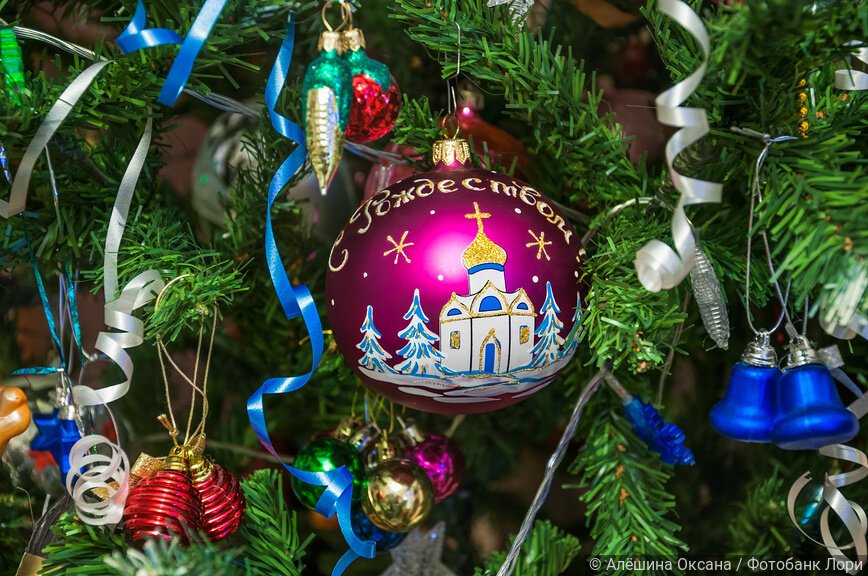 Рождественский шар на ветвях новогодней ёлки