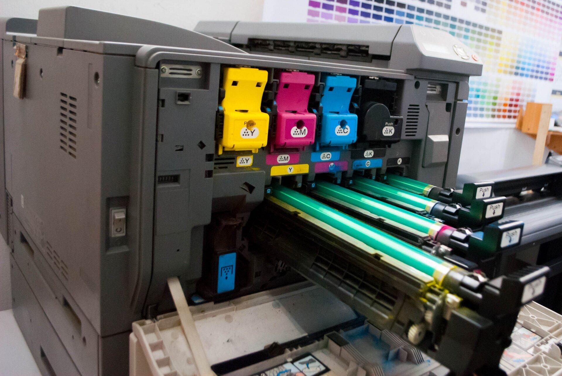 Цветные картриджи не печатают. Картридж для принтера. Расходные материалы для принтеров. Цветной лазерный принтер. Заправка картриджей.