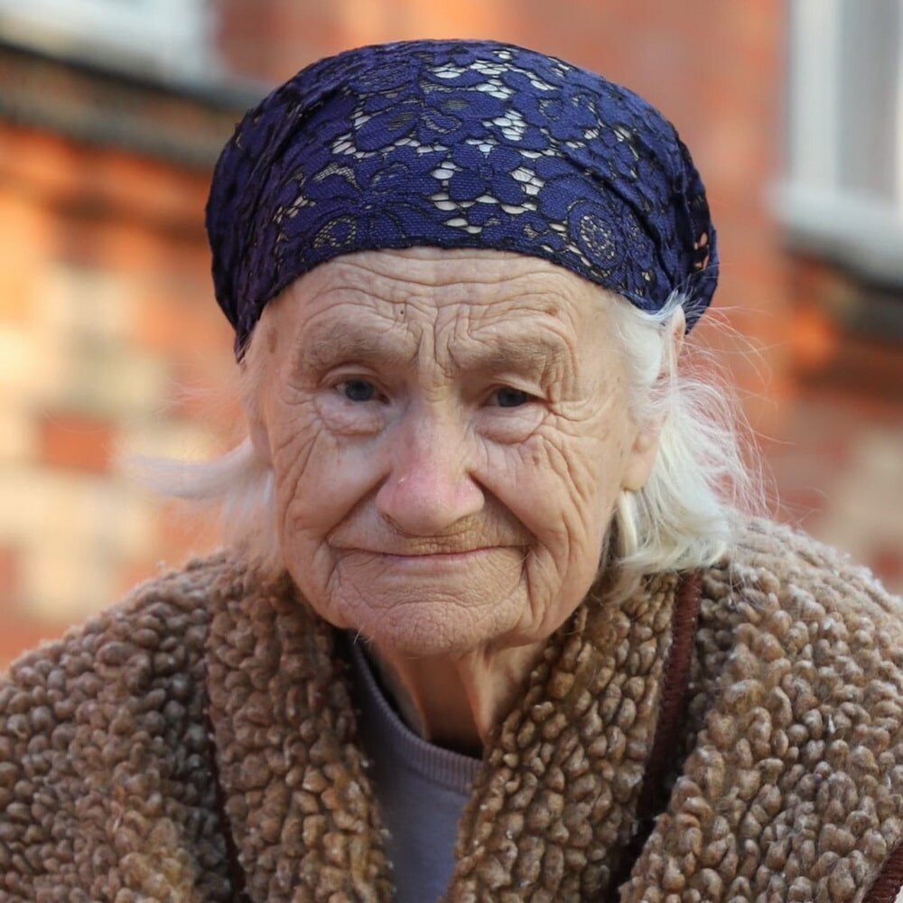 Нашлась пожилая женщина. Пожилые люди. Пенсионеры. Пожилая женщина. Старушки фотопортреты.