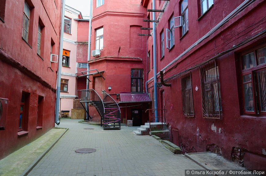 Дворик среди красных домов