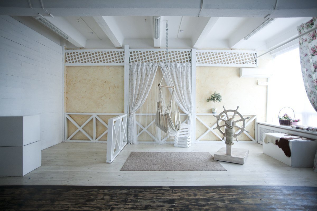 Room course. Фотостудия семейная интерьер. Лучший интерьер фотостудии семейный. Beach декор фотостудии. Необычные аксессуары и мебель для фотостудии.