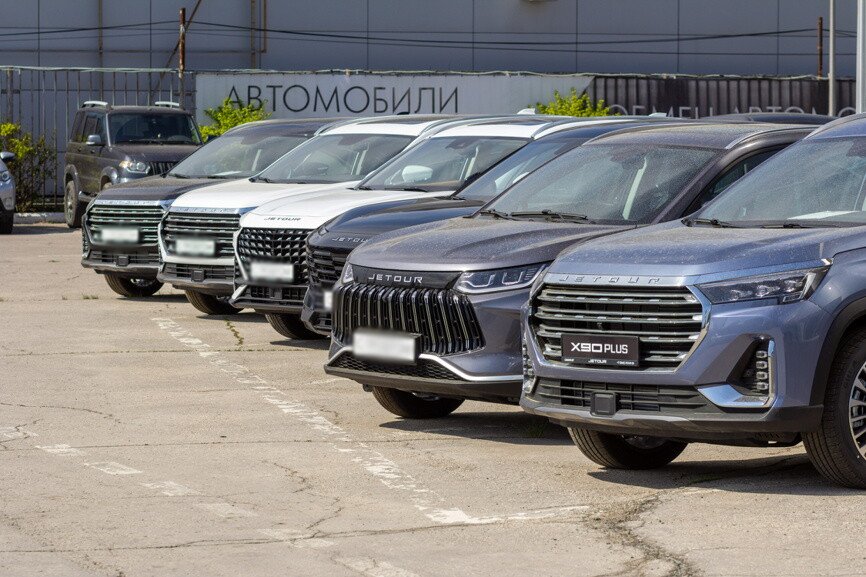 Автомобили китайской компании Jetour в шоуруме на продажу в солнечный летний день