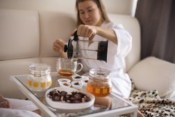 SPA-студия Медовая Луна, с рейтингом 4.7 - находится по адресу Сочи, Адлерский внутригородской район, Адлер, 354340, улица Калинина, 30 