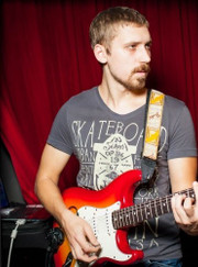 Преподаватель по игре на гитаре Михаил Алексеевич Кононенко