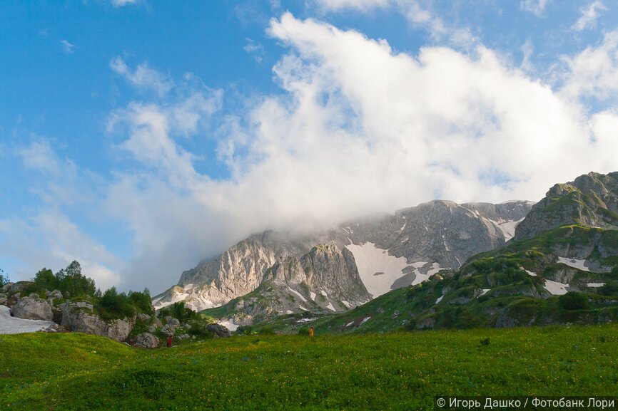 Туристы на фоне горы Пшехо-Су, Адыгея