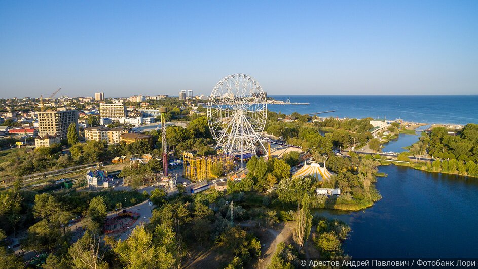 Вид на город Анапа и парк развлечений