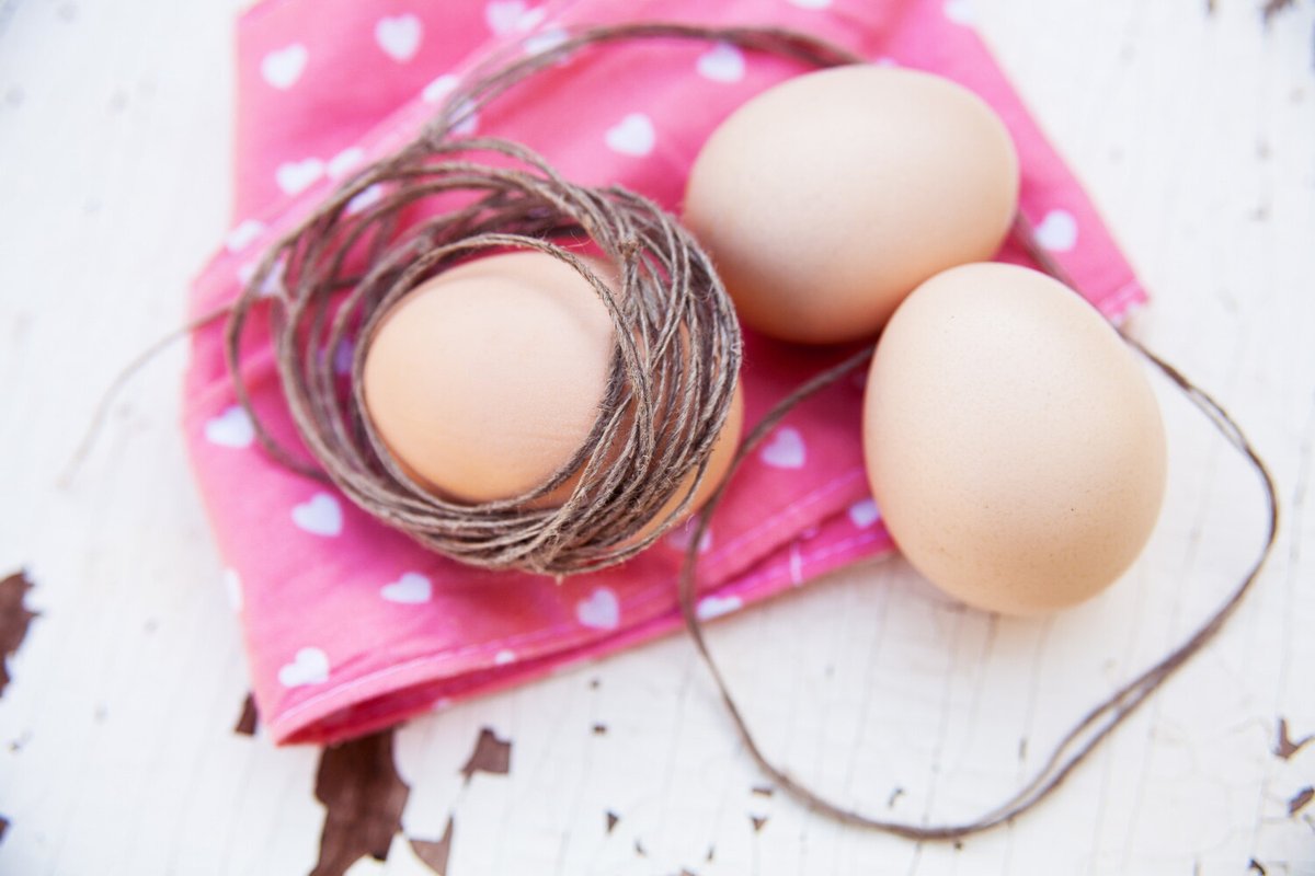 Окрашивание яиц с помощью ниток