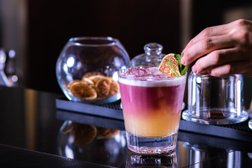 Seven Bar and Restaurant, с рейтингом 5 - находится по адресу Алматы, проспект Аль-Фараби, 77/7 